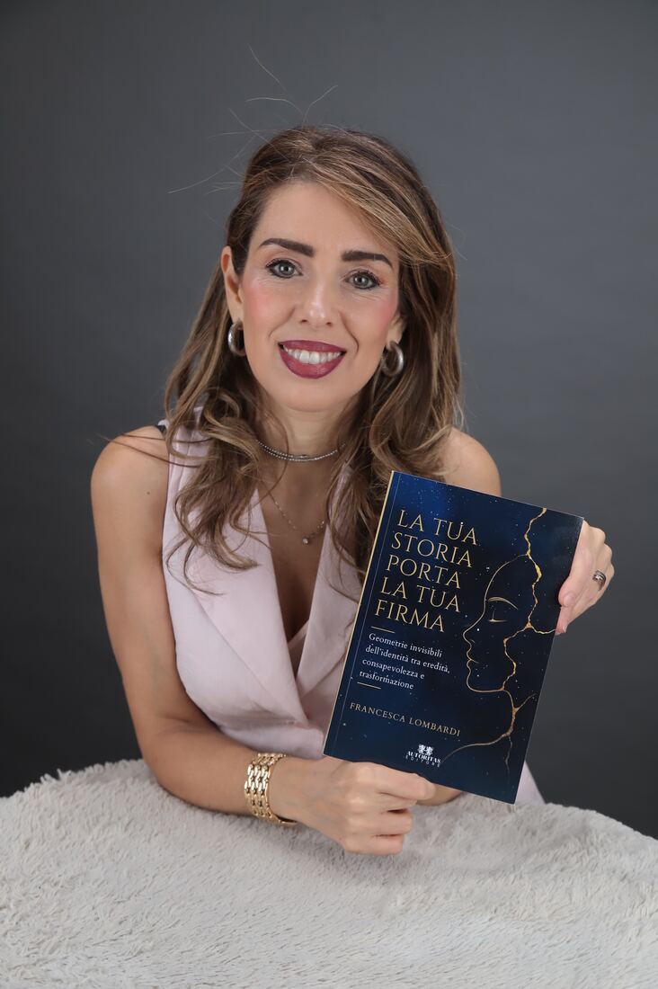 Francesca Lombardi con il suo libro La tua storia porta la tua firma